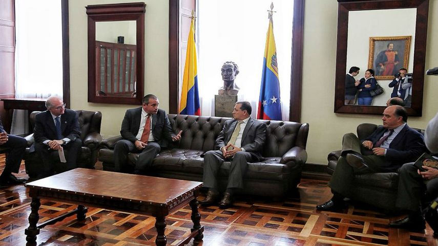 Reunión entre el presidente del Congreso de Colombia, Ernesto Macías, el exalcalde de Caracas Antonio Ledezma, y los diputados venezolanos Francisco Sucre y&nbsp;Julio&nbsp;Borges.&nbsp;
