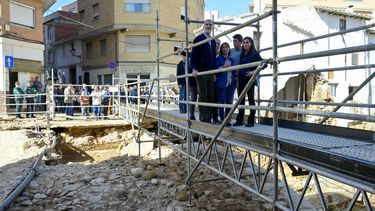 El rey de España Felipe VI y la reina Letizia cruzan un puente improvisado durante una visita a la ciudad de Chiva, dañada por las inundaciones, en la región de Valencia, este de España, tras las catastróficas inundaciones mortales, el 19 de noviembre de 2024.