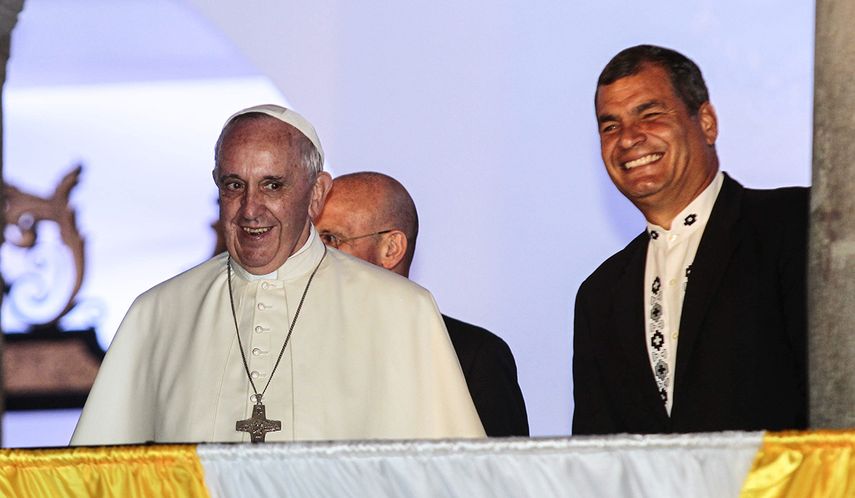 El papa Francisco es visto a su llegada este lunes junto al presidente de Ecuador Rafael Correa, en el Palacio de Gobierno en Quito. (EFE)