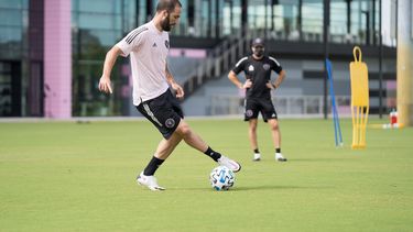 Gonzalo Higuaín domina el balón en su primera práctica con el Inter Miami.