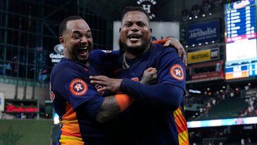 El cátcher puertorriqueño Martín Maldonado festeja con el pitcher dominicano Framber Valdez, quien lanzó un juego sin hit por los Astros de Houston el martes 1 de agosto de 2023, ante los Guardianes de Cleveland&nbsp;
