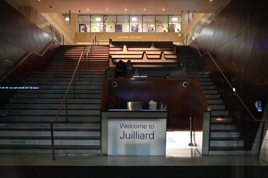 Vista de la entrada de la escuela de artes escénicas Juilliard en Nueva York, 20 de diciembre de 2022. La prestigiosa escuela de artes escénicas de Nueva York ha puesto en licencia a un compositor tras acusaciones de conducta sexual inapropiada.
