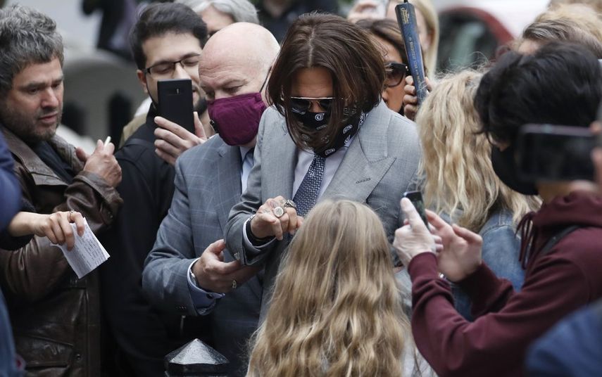 El actor Johnny Depp, en el centro, está rodeado de fanáticos cuando llega al Tribunal Superior de Londres, el jueves 16 de julio de 2020. El veredicto del caso se conocerá el lunes, dos de noviembre.&nbsp;&nbsp;