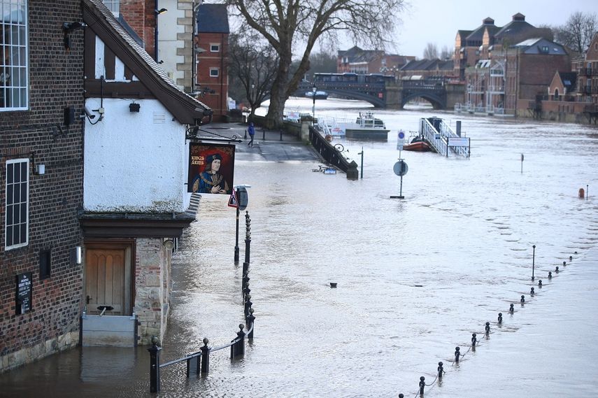 Una vista de una calle inundada tras el desbordamiento del r&iacute;o Ouse al paso de la tormenta Ciara, en York, Inglaterra, el lunes 10 de febrero de 2020.&nbsp;