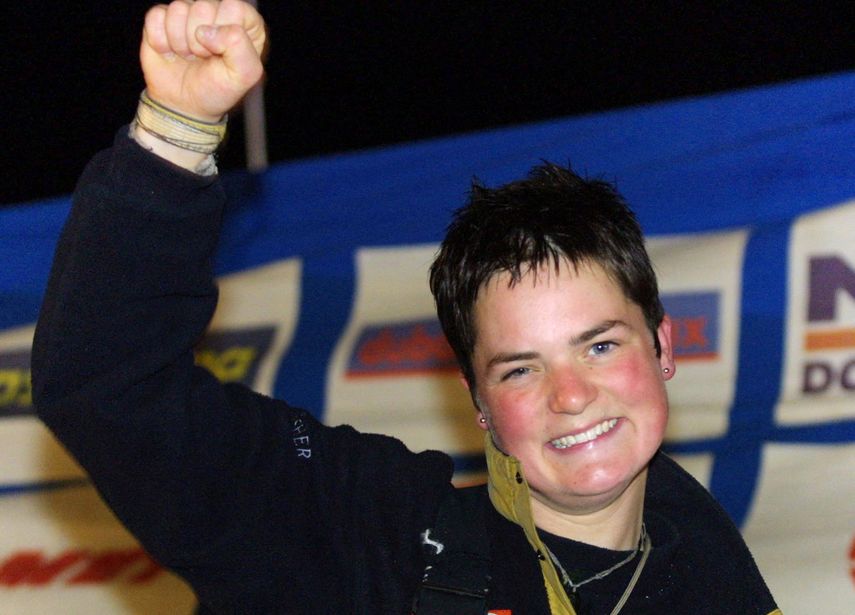 En esta foto de archivo tomada el 11 de febrero de 2001, la navegante británica Ellen MacArthur celebra a bordo de su barco King Fisher su llegada a Les Sables DOlonnes. La exnavegante y emprendedora social británica Ellen MacArthur fue galardonada el 9 de junio de 2022 en España con el Premio Princesa de Asturias de Cooperación Internacional.