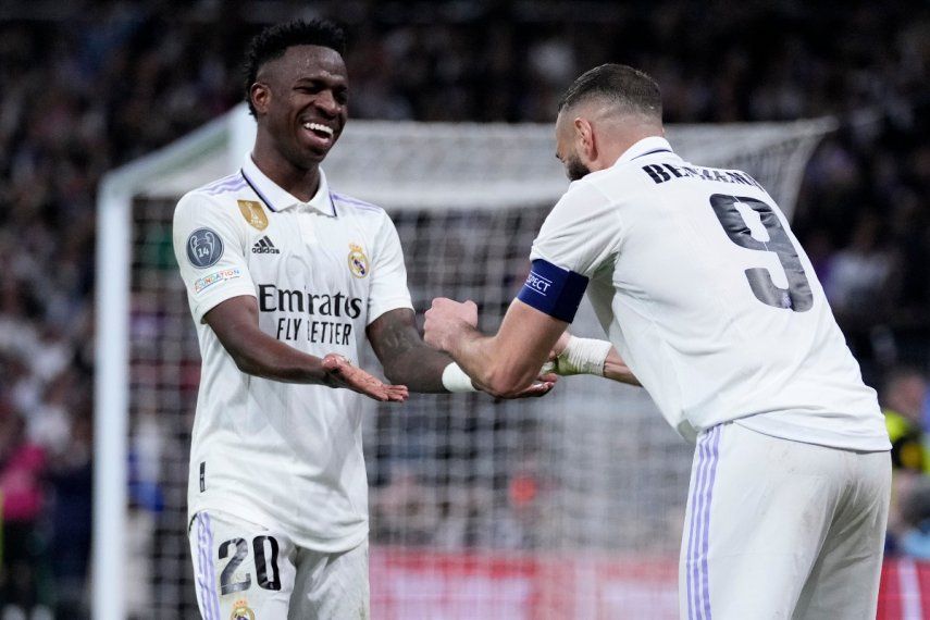 En foto del 15 de marzo del 2023, Karim Benzema celebra con Vinicius Junior el segundo gol en el encuentro ante el Liverpool en la Liga de Campeones.