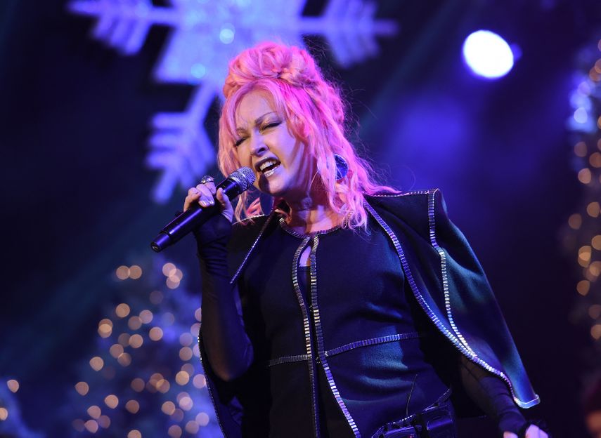 Cyndi Lauper actúa durante el 85º Desfile Anual de Navidad de Hollywood en Hollywood Boulevard el 27 de noviembre de 2016.