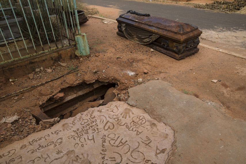 Un f&eacute;retro oxidado yace junto a una tumba excavada por ladrones en el cementerio Coraz&oacute;n de Jes&uacute;s en Maracaibo, Venezuela, el 21 de noviembre del 2019.