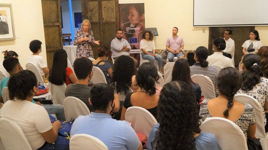 La embajadora de la Unión Europea, Bettina Muscheidt, se dirige a estudiantes universitarios en la ciudad de León, días antes de ser expulsada del país por el régimen de Daniel Ortega.&nbsp;