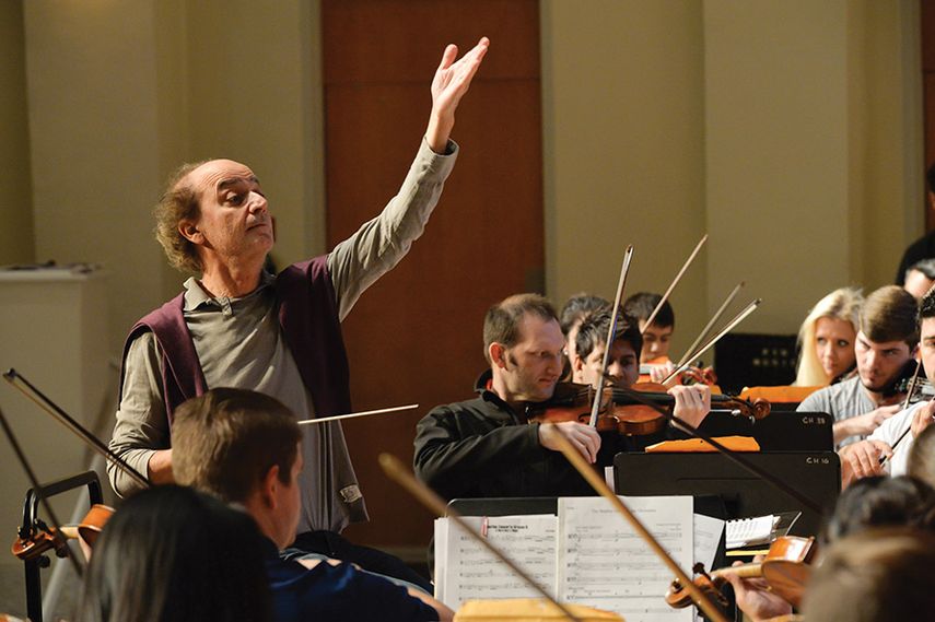 El maestro Eduardo Marturet dirige la orquesta durante un ensayo general. (ÁLVARO MATA)