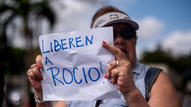 Una mujer sostiene un cartel que dice Liberen a Rocío durante una manifestación para exigir la liberación de la activista de derechos humanos y abogada Rocío San Miguel en Caracas, el 14 de febrero de 2024.