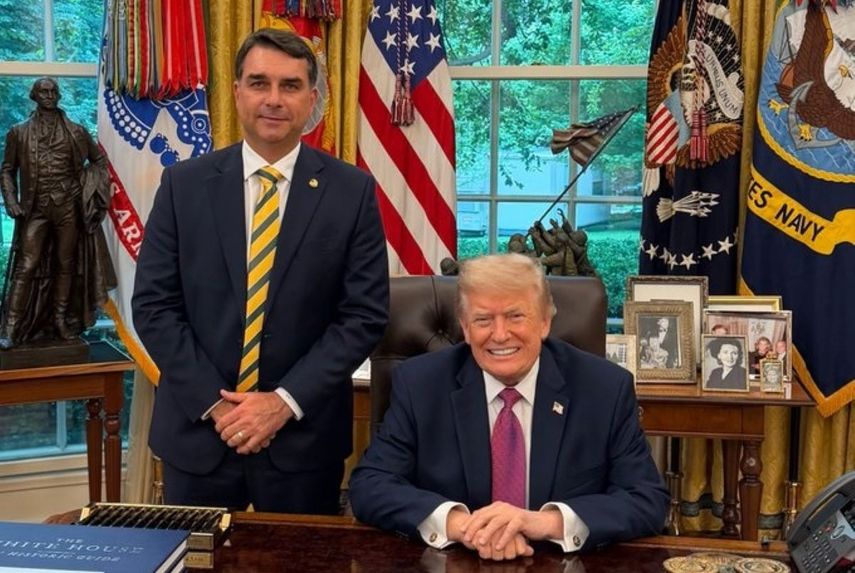 El senador brasileño Flávio Bolsonaro, junto al presidente de EEUU, Donald Trump, este martes en el despacho oval de la Casa Blanca en Washington, EEUU.