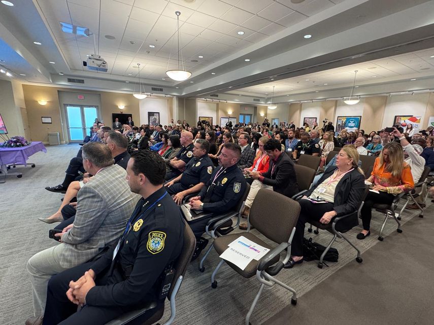 Asistentes al lanzamiento de la campaña preventiva contra el tráfico humano.