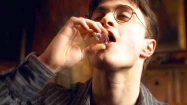 Daniel Radcliffe confes&oacute; a la BBC Radio 4 que en el pasado tuvo serios problemas con el alcohol.
