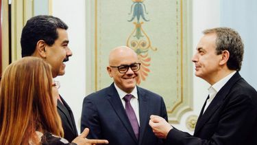 El dictador de Venezuela, Nicolás Maduro, y el político español, José Luis Rodríguez Zapatero, un aliado del chavismo, conversan frente a las cámaras del canal estatal Venezolana de Televisión.