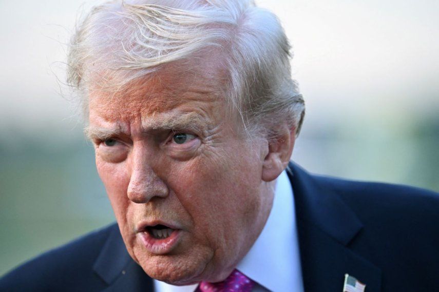 El presidente Donald Trump habla con periodistas.