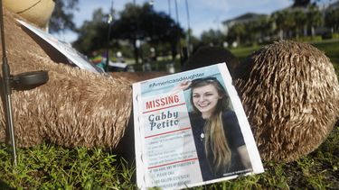 En esta foto de archivo tomada el 20 de septiembre de 2021, un memorial improvisado dedicado a la desaparecida Gabby Petito se encuentra cerca del Ayuntamiento en North Port, Florida.&nbsp;