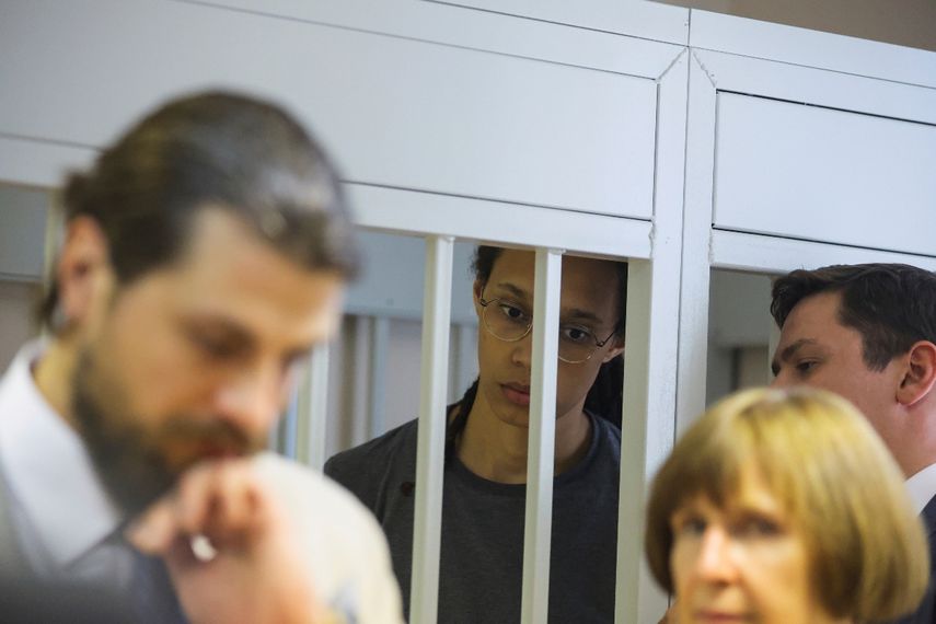 La basquetbolista estadounidense Brittney Griner (centro al fondo) escucha el veredicto en un juzgado en las afueras de Moscú, el jueves 4 de agosto de 2022.&nbsp;