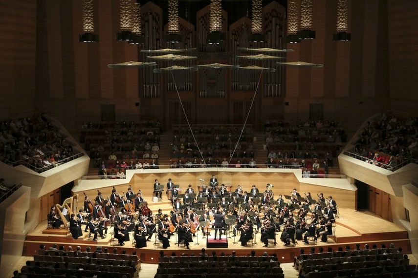 El finland&eacute;s Pietari Inkinen dirige la orquesTa en el Suntory Hall de Tokio el 21 de enero del 2017.&nbsp;