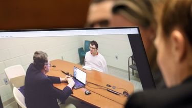 El tirador de Marjory Stoneman Douglas High School, Nikolas Cruz, se muestra en un monitor de la sala del tribunal durante una entrevista grabada en video con el neuropsicólogo clínico Dr. Robert L Denney mientras el Dr. Denney testifica durante la fase de penalización del juicio de Cruz en el juzgado del condado de Broward en Fort Lauderdale, Florida. el jueves 6 de octubre de 2022. Cruz se declaró culpable previamente de los 17 cargos de asesinato premeditado y 17 cargos de intento de asesinato en los tiroteos de 2018.&nbsp;