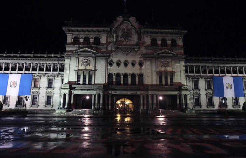  Fachada del Palacio Nacional de Guatemala poco después de que el presidente Otto PérezMolina, acusado de corrupción, haya presentado su dimisión. (EFE)