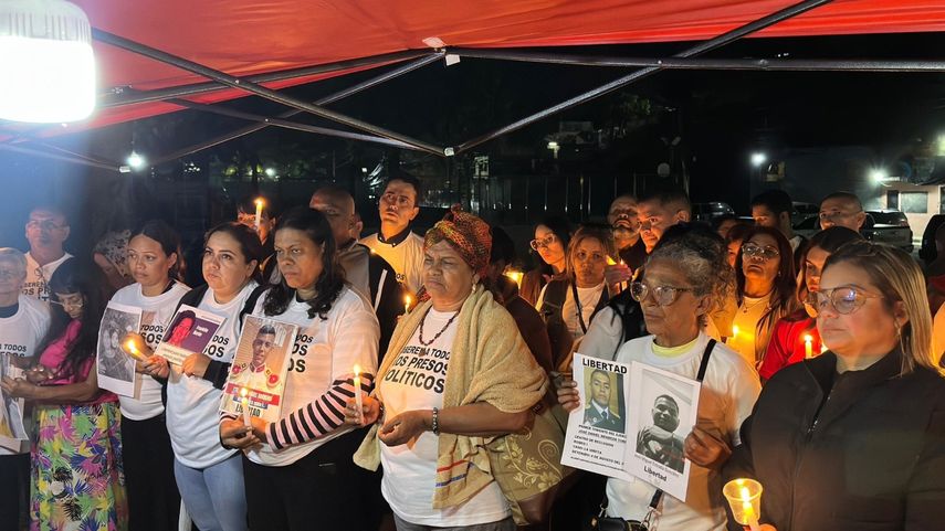 Las familias de los presos políticos venezolanos realizaron el miércoles 21 de enero su décima cuarta vigilia en las adyacencias de varios centros de detención