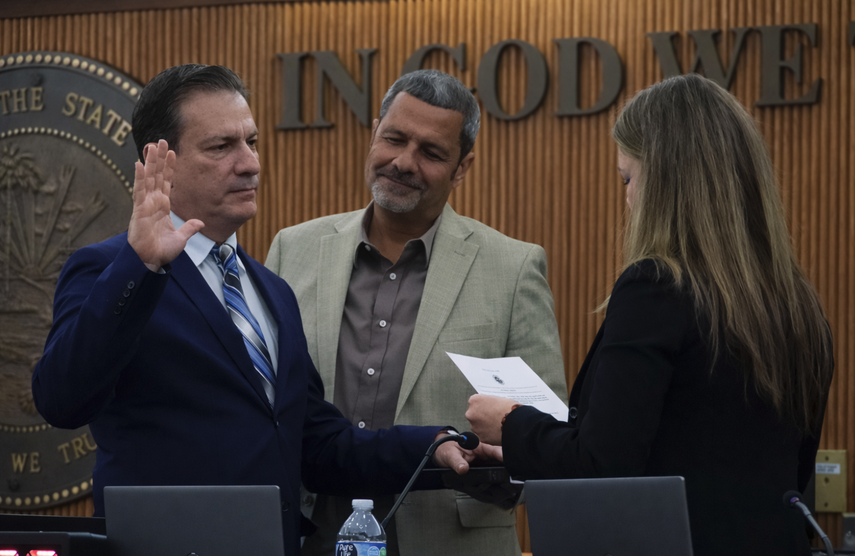 Luis González jura como concejal de la ciudad de Hialeah.&nbsp;