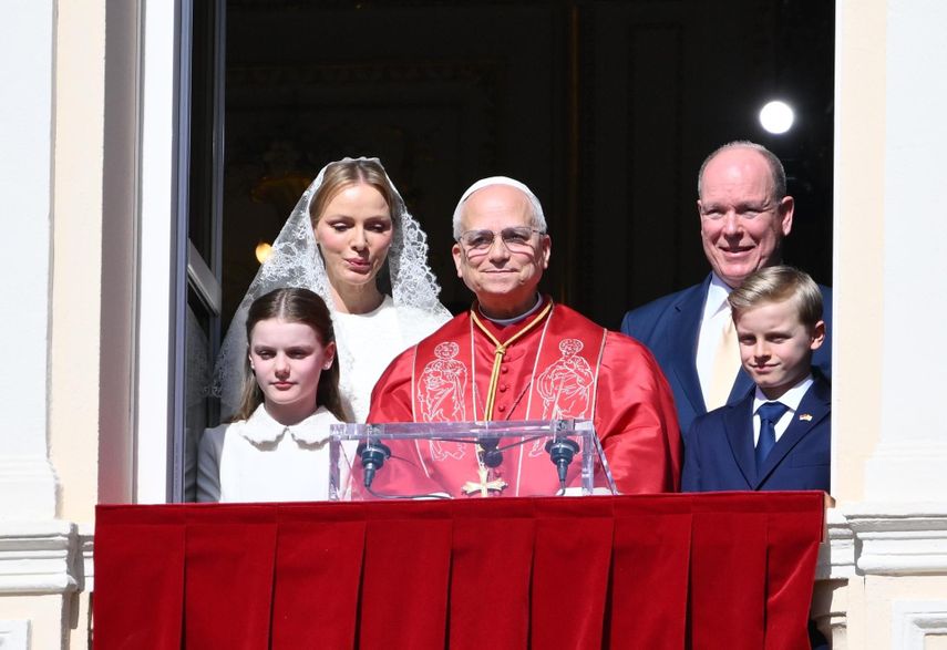 El papa León XIV, junto con el príncipe Alberto II de Mónaco, su esposa la princesa Charlene y sus hijos Gabriella y Jacques, saludan a los fieles desde el balcón del Palacio del Príncipe, en Mónaco, el 28 de marzo de 2026. El papa León XIV se encuentra de viaje apostólico en Mónaco.