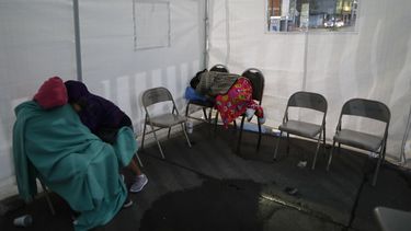 Gente duerme en sillas bajo una carpa establecida en la banqueta afuera de un hospital donde esperan noticias de sus seres queridos en Iztapalapa, Ciudad de México, el jueves 7 de mayo de 2020.