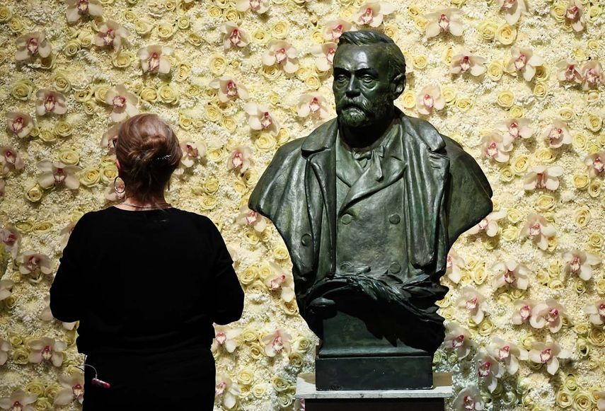 En esta foto de archivo tomada el 10 de diciembre de 2019, un visitante se para frente a un busto del fundador del Premio Nobel, Alfred Nobel, antes de la ceremonia de los premios Nobel en la Sala de Conciertos de Estocolmo, Suecia.&nbsp;