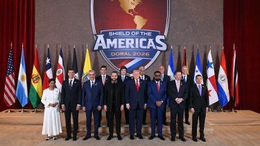 El presidente de Estados Unidos, Donald Trump (centro), junto a (izq./der.), la primera ministra de Trinidad y Tobago, Kamla Persad-Bissessar, Santiago Peña, presidente de la República del Paraguay, Luis Abinader, presidente de la República Dominicana, Rodrigo Paz Pereira, presidente de Bolivia, Nayib Bukele, presidente de El Salvador, Javier Milei, presidente de Argentina, José Raúl Mulino, presidente de Panamá, Mohamed Irfaan Ali, presidente de Guyana, Nasry “Tito” Asfura, presidente de Honduras, Rodrigo Chaves Robles, presidente de Costa Rica, José Antonio Kast, presidente electo de Chile, y Daniel Roy Gilchrist Noboa Azín, presidente de Ecuador, durante una fotografía grupal al inicio de la Cumbre Escudo de las Américas en Trump National Doral en Miami, Florida, el 7 de marzo de 2026.