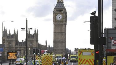 Ambulancias en las inmediadiones del Parlamento de Londres, Reino Unido, este 22 de marzo de 2017, tras el ataque terrorista que dejó un saldo preliminar de cuatro muertos y 20 personas heridas.&nbsp;