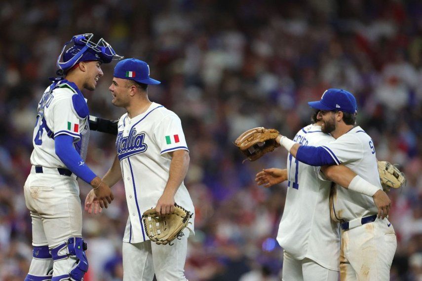 Jugadores de la selección de Italia celebran luego de conseguir una victoria en el Clásico Mundial de Béisbol, el 14 de marzo de 2026.