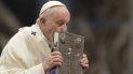 El papa Francisco besa el Libro Sagrado durante la misa de Año Nuevo, en la Basílica de San Pedro, en el Vaticano, el 1 de enero de 2022. 