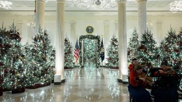 Adornos navideños en el Gran Vestíbulo de la Casa Blanca en Washington, D. C., el 1 de diciembre de 2025, durante una visita de prensa.