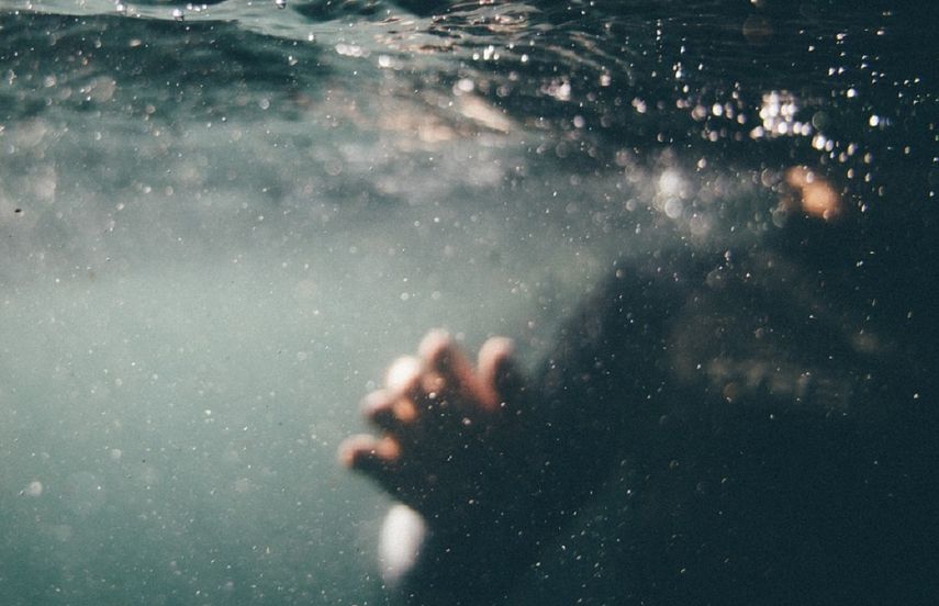 Imagen referencial de una persona bajo el agua en una piscina.
