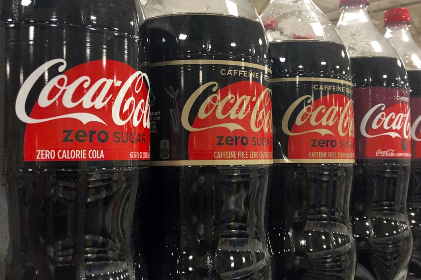 Botellas de producto de Coca-Cola son exhibidas en una tienda en Dania Beach, Florida. &nbsp; &nbsp;