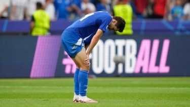 El italiano Federico Chiesa voltea al suelo tras el encuentro de Italia ante Suiza en los octavos de final de la Eurocopa el sábado 29 de junio del 2024.&nbsp;