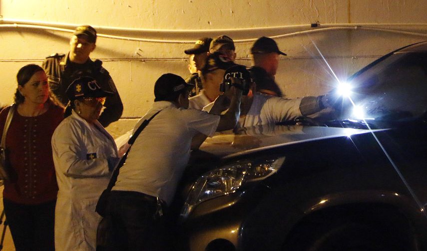 Integrantes del Cuerpo Técnico de Investigación (CTI) de la Fiscalía de Colombia inspeccionan el vehículo donde se desplazaba el candidato a la presidencia de Colombia, Gustavo&nbsp;Petro.&nbsp;