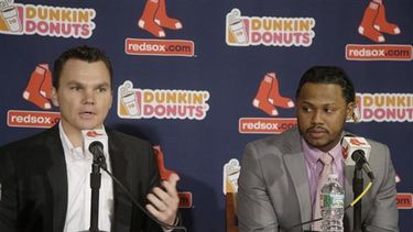 Ben Cherington, gerente de los patirrojos, presentó a Hanley y más temprano a Kung Fu Panda. (AP)