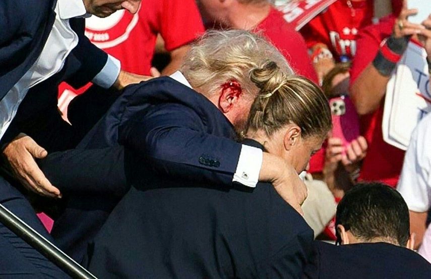 Agentes del Servicio Secreto sacan al expresidente Donald Trump del podio donde hablaba en el momento del ataque.