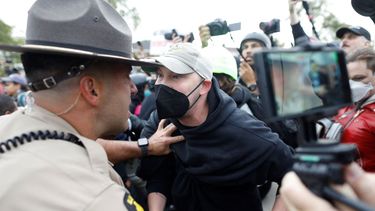 Manifestantes agreden a oficiales de la ley estatales y locales cerca de una instalación de detención del Servicio de Inmigración y Control de Aduanas (ICE) en Broadview, Illinois, el 10 de octubre de 2025.