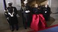 Lady Gaga, acompañada por el capitán de escolta de la Marina, Evan Campbell, llega para cantar el himno nacional en la investidura del presidente electo Joe Biden, en Washington DC.