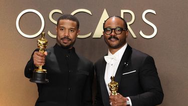 El actor estadounidense Michael B. Jordan sostiene el Oscar al Mejor Actor Protagonista por Sinners y el director estadounidense Ryan Coogler sostiene el Oscar al Mejor Guion Original por Sinners en la sala de prensa durante la 98ª edición de los Premios de la Academia en el Dolby Theatre de Hollywood, California, el 15 de marzo de 2026.