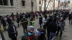 La gente se forma para procesar la obtención de un porcentaje de sus fondos de ahorro para el retiro en Santiago de Chile el jueves 30 de julio de 2020.&nbsp;