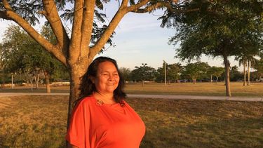 Aldenora Comeron, una brasileña que ha dedicado su vida a recaudar ayuda para mujeres víctimas de violencia doméstica en Miami.&nbsp;