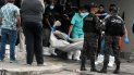 Agentes de Investigación Criminal y Policía Nacional levantan el cadáver de la escena del crimen donde Said Lobo Bonilla, hijo del expresidente hondureño (2010-2014) Porfirio Lobo Sosa, fue asesinado en Tegucigalpa el 14 de julio de 2022