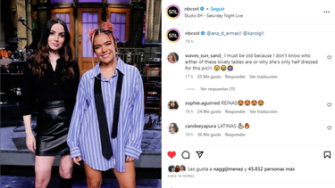 Ana de Armas y Karol G en el set de Saturday Night Live.
