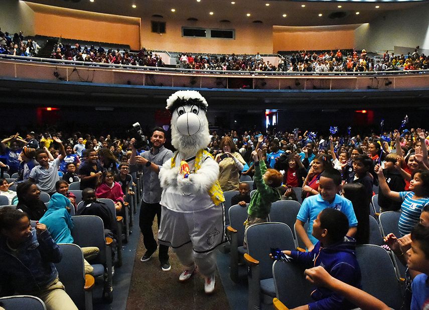 Cientos de escolares acudieron al Miami-Dade County Auditorium a celebrar el comeinzo de la campaña Blue Ribbon. (FOTOS ÁLVARO MATA)
