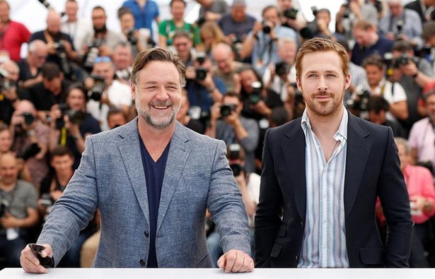 Los actores Russell Crowe y Ryan Gosling posan durante la proyección de la cinta The Nice Guys en el Festival de Cine de Cannes. (EFE). 